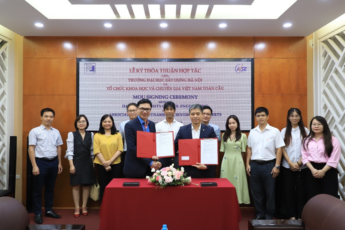 Hanoi University of Civil Engineering signs cooperation agreement with the Global Vietnamese Scientists and Experts Organization.