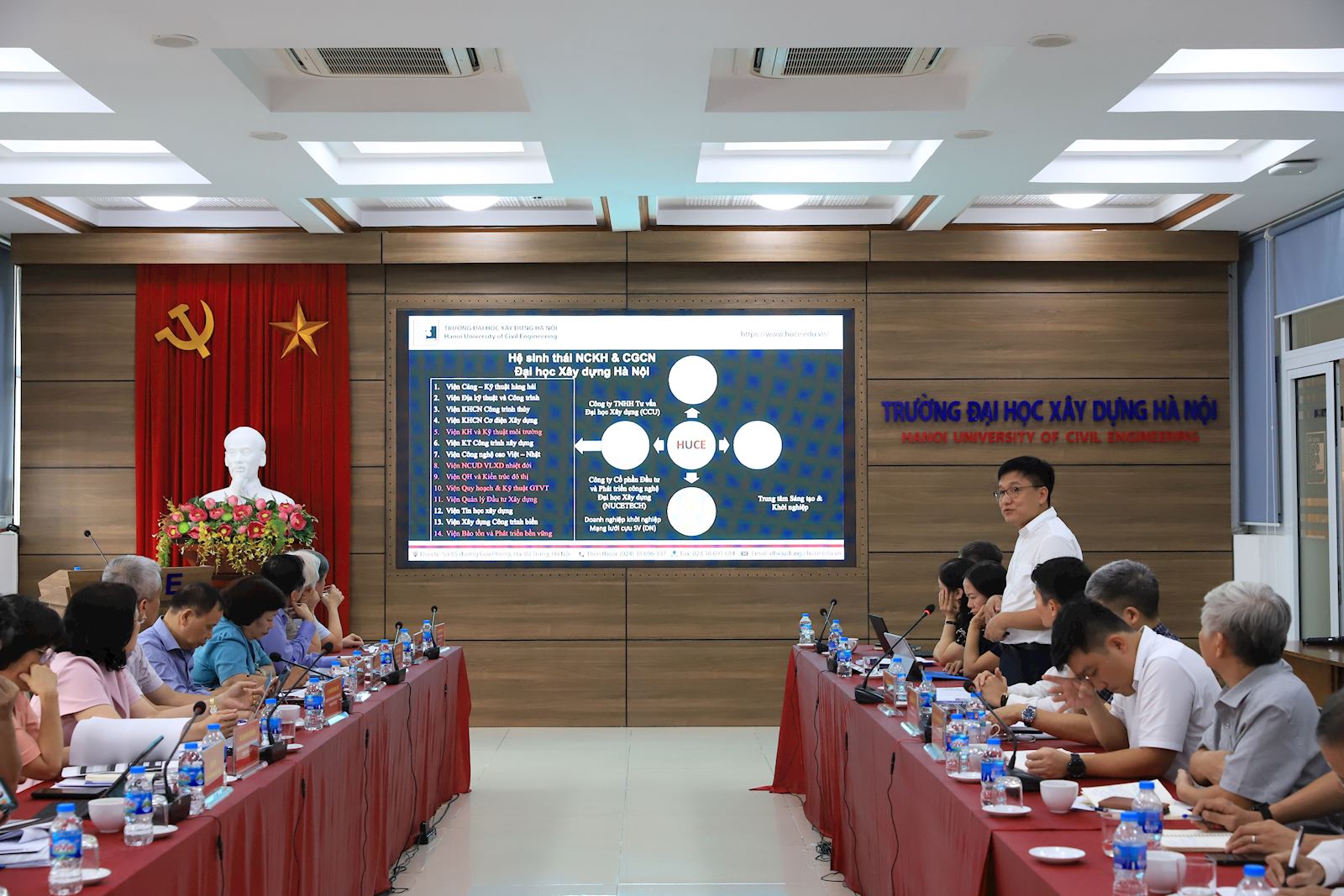 Hanoi University of Civil Engineering worked with the delegation from the Hanoi Department of Science and Technology on the implementation of scientific research programs.
