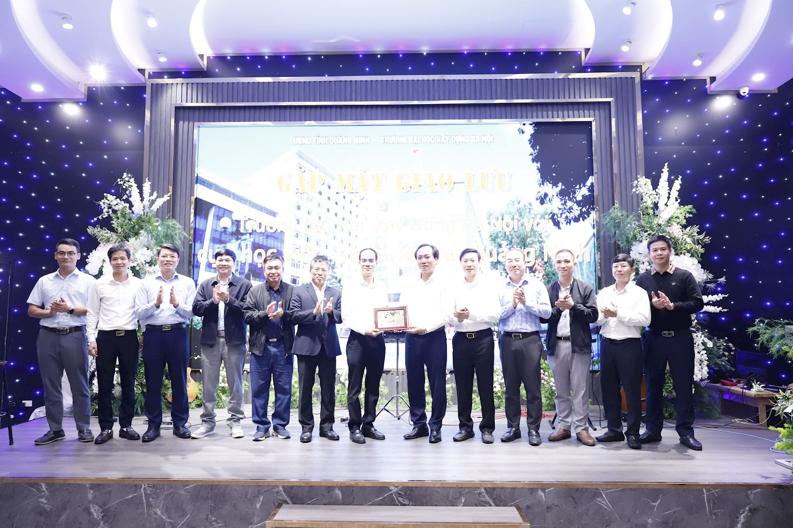 Meeting and interacting with alumni and students of Hanoi University of Civil Engineering in Quang Ninh.