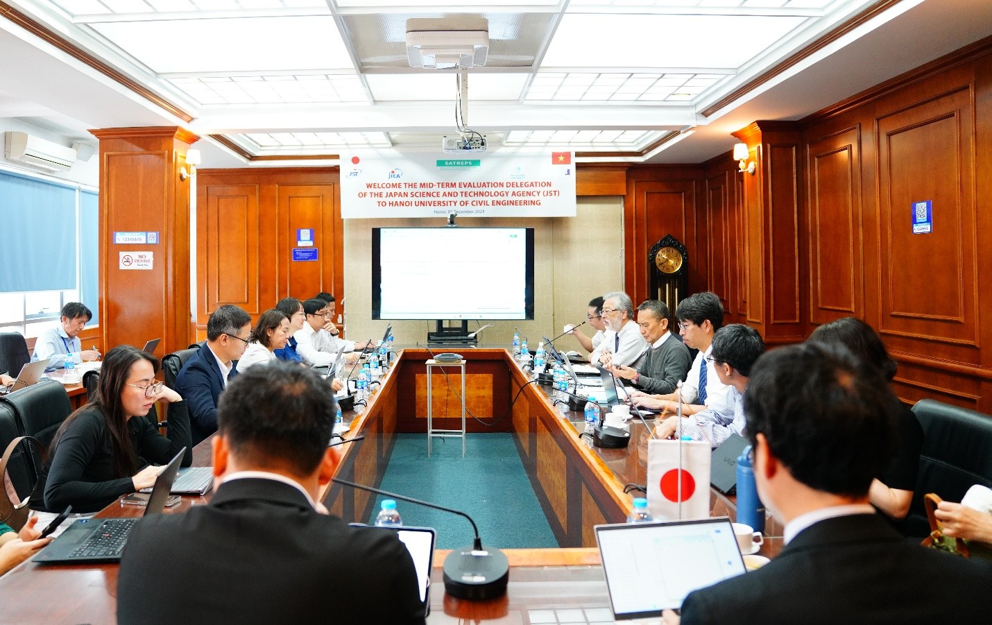 The JST Japan delegation worked and conducted a mid-term evaluation of the SATREPS Project at Hanoi University of Civil Engineering.