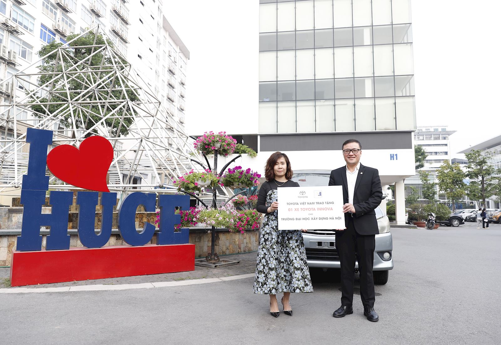 Hanoi University of Civil Engineering receives a vehicle for training purposes.