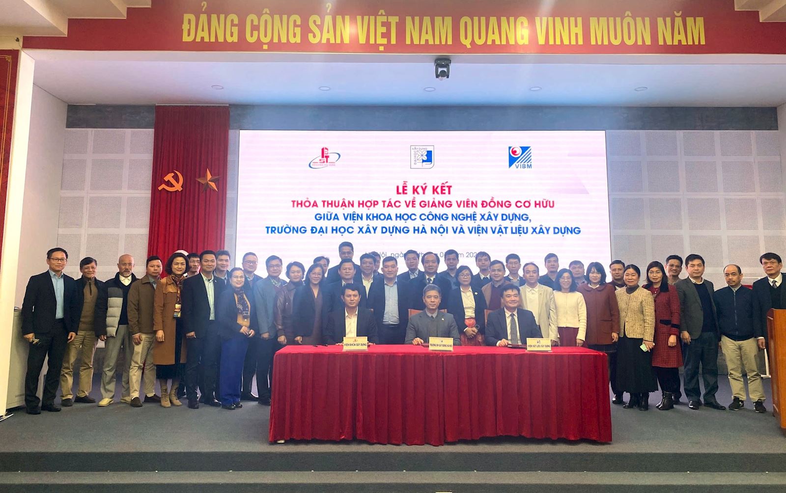 Hanoi University of Civil Engineering signed a Memorandum of Understanding and a Cooperation Agreement on "Co-full-time Lecturers" with the Institute of Construction Science and Technology and the Institute of Building Materials.