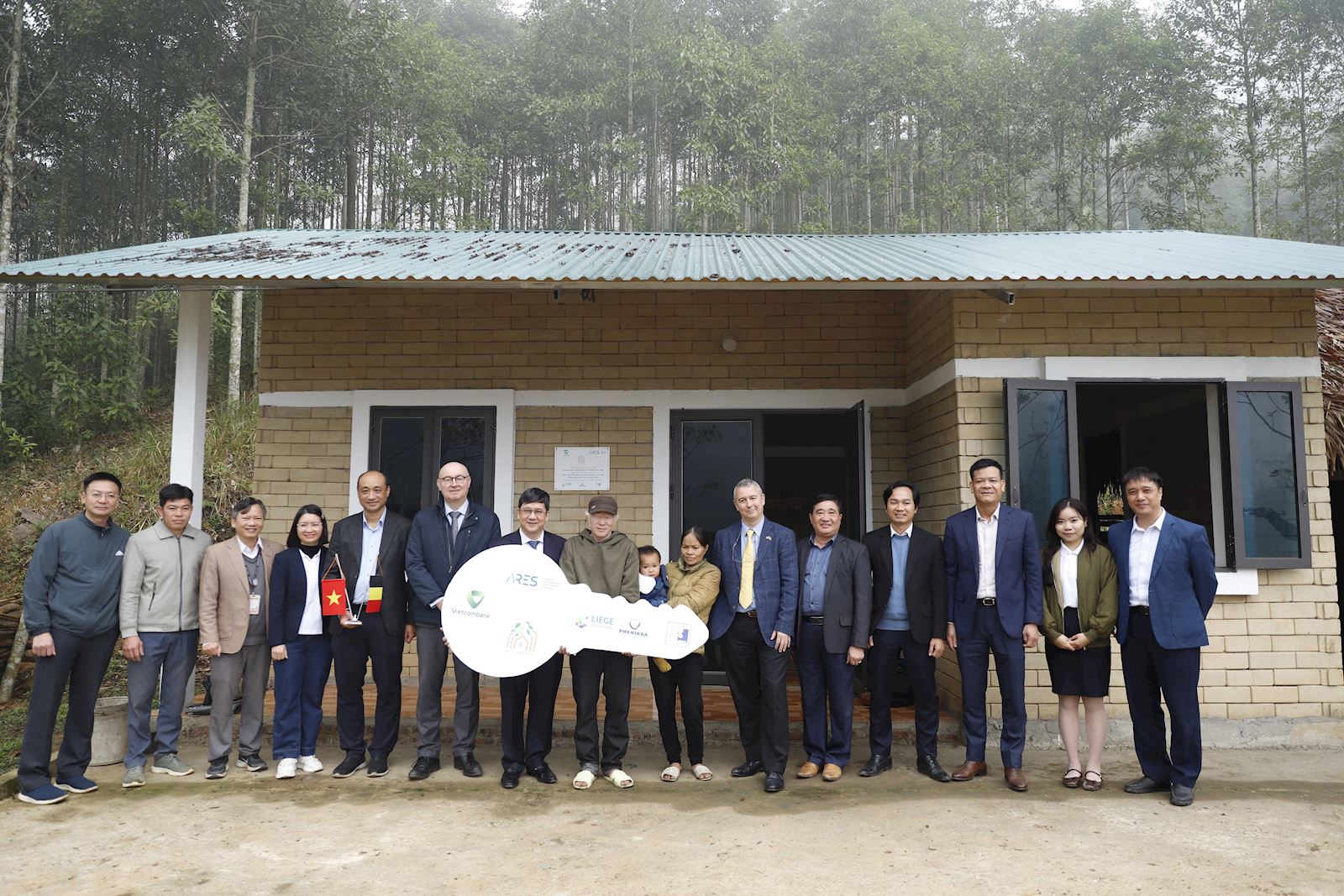 Donating a "House of Compassion" to a needy family in Dieu Noi village, Cao Son commune, Phu Tho province: Scientific research goes hand in hand with social responsibility.
