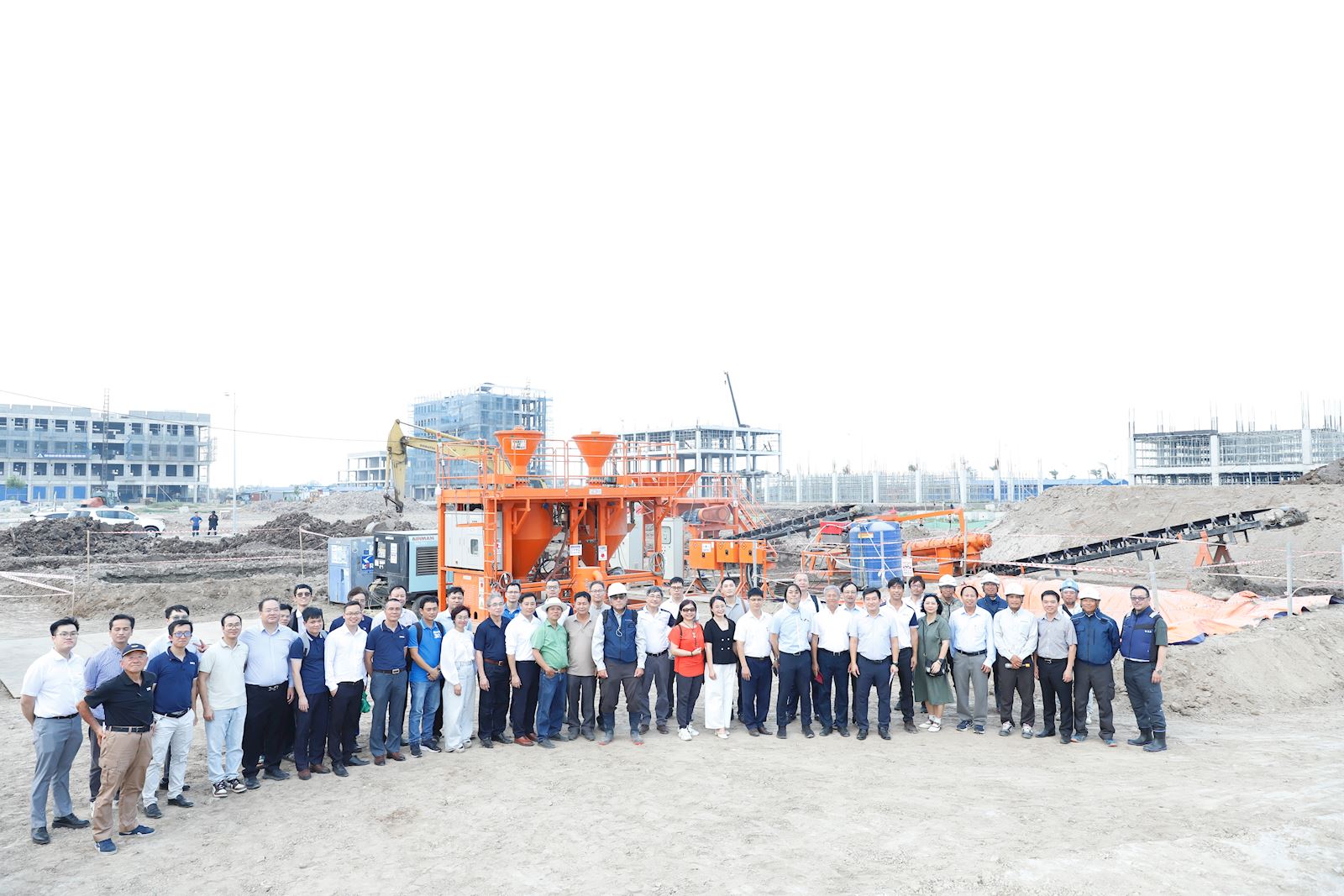 Scientific workshop with the theme "Technology for mixing pipes to reuse dredged sludge from rivers in Vietnam"