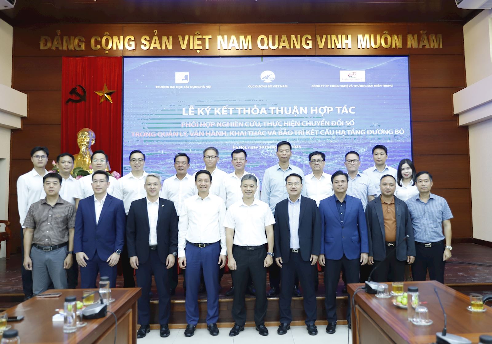 Hanoi University of Civil Engineering signs a "Three-Party" cooperation agreement in the field of road construction.