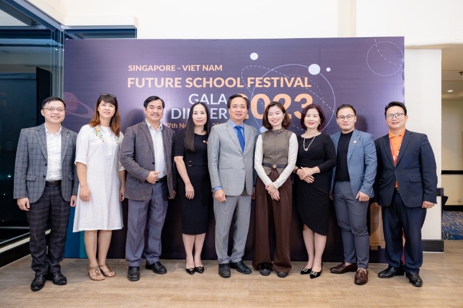 HANOI UNIVERSITY OF CIVIL ENGINEERING PARTICIPATES IN THE GALA DINNER "SINGAPORE - VIETNAM FUTURE SCHOOL FESTIVAL 2023" AND REPRESENTS THE 7 TECHNOLOGICAL UNIVERSITIES ALLIANCE IN VIETNAM TO SIGN A MEMORANDUM OF UNDERSTANDING WITH SINGAPORE PARTNERS